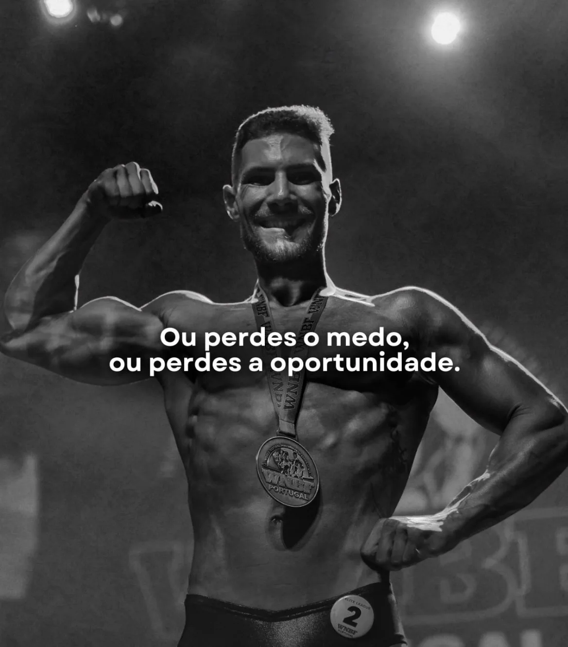 Felipe Bento com medalha e a frase: Ou perdes o medo, ou perdes a oportunidade
