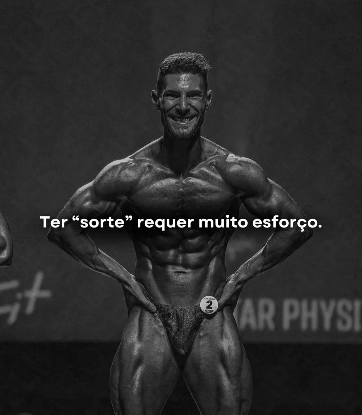 Felipe Bento em palco e a frase: Ter sorte requer muito esforço